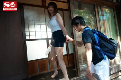 Anh chàng dâm đãng dương vật khi nhìn trộm em họ cắm sừng với chồng