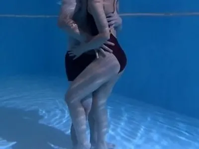 Gã chồng lạnh nhạt, người vợ địt nhau với hlv dạy bơi