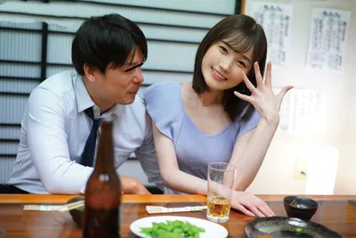 Bà xã xin chồng yêu đi họp lớp rồi mất liên lạc sau khi tình cũ đưa vào khách sạn