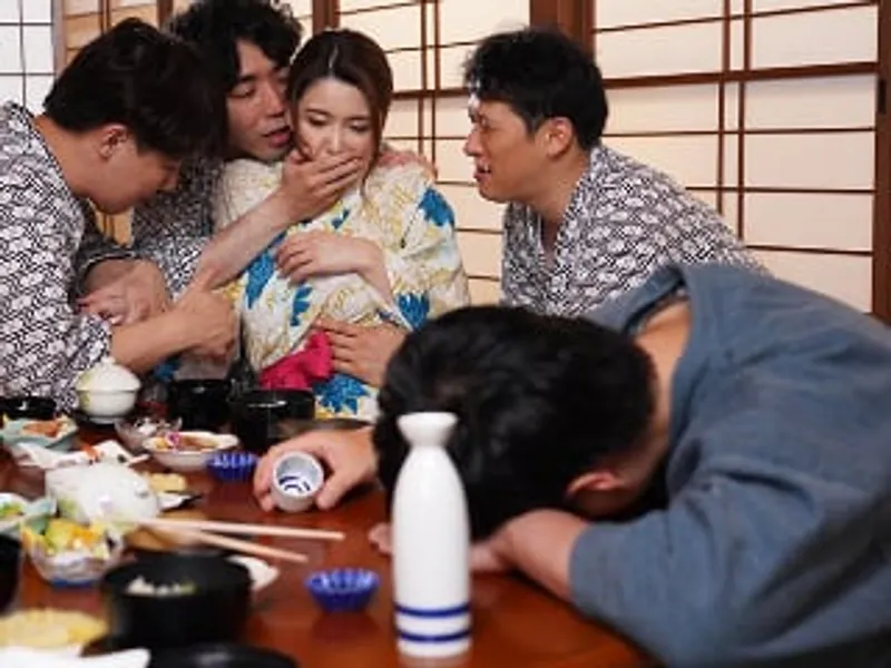 đưa người vợ đi suối nước nóng, chồng yêu không biết cô vợ bị người khác nắc sấp mặt