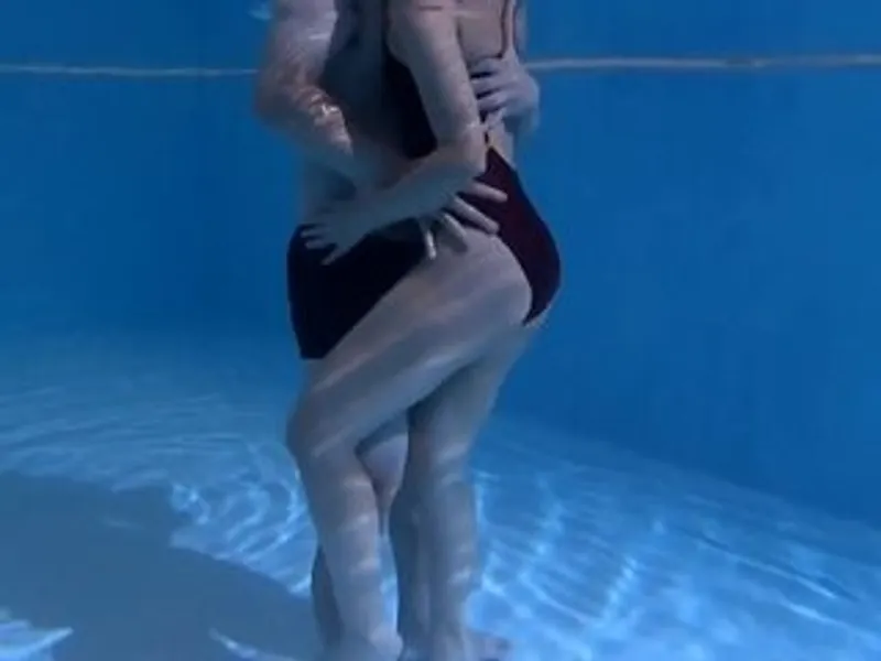 Gã chồng lạnh nhạt, người vợ địt nhau với hlv dạy bơi