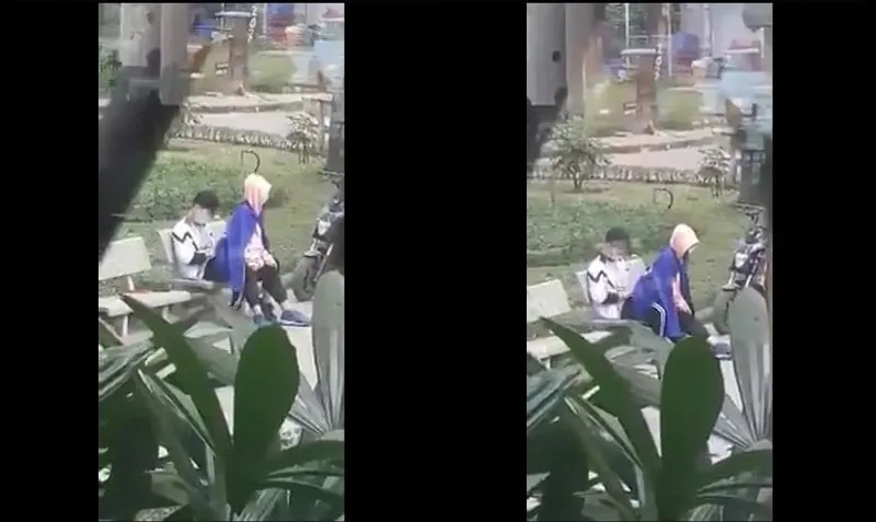 Hai em teen chơi thú nhún ở công viên tuổi trẻ