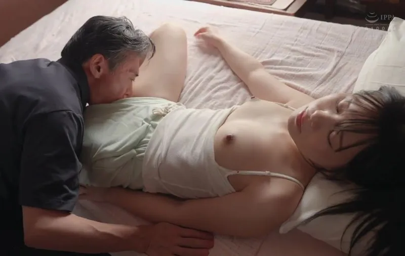 Bố già tích cực vét máng đứa cô gái nhỏ lâu ngày về quê giờ đã trưởng thành