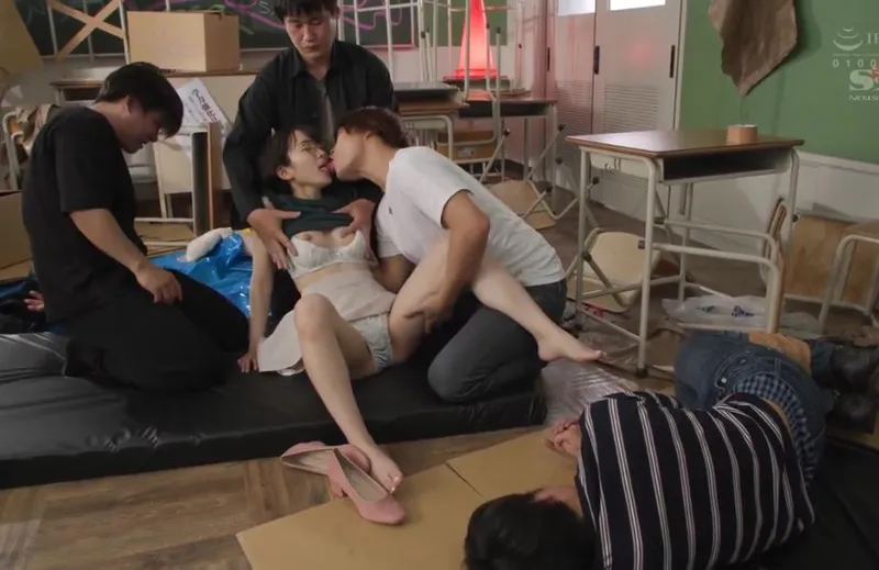 Giúp đỡ cậu ghệ bị bắt nạt, nữ học sinh dính vào đám côn đồ biến thái